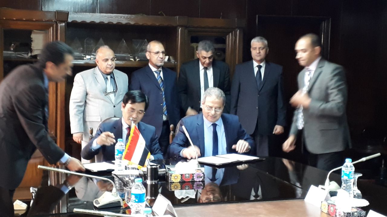 توقيع عقد المواسير الحرجة والبلوف لمشروع اسيوط 3 بالوليدية.....