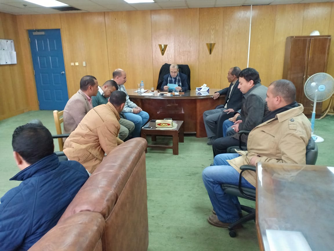 اجتماع م / محمد مختار رئيس الشركة مع اللجنة النقابية بالكريمات.....